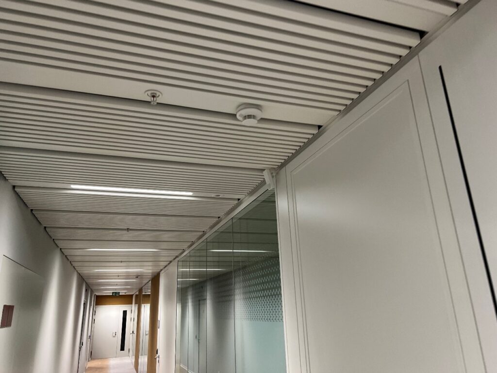 Intégrer les luminaires et les détecteurs incendie dans un plafond design et épuré ? ça ne s’improvise pas, ça se prépare dès les premières esquisses de l’architecte.